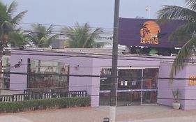 kitnet pé na areia, em frente a praia.
